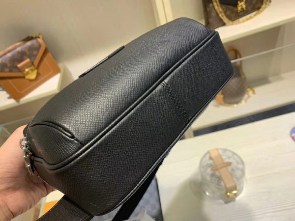 Louis Vuitton Replica M33438 Outdoor Bumbag - Stylish & Functional - Image 4