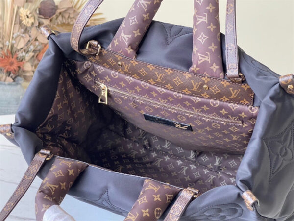 Replica LV Onthego GM Tote Bag in Black | Stylish Luxury Design - Image 10