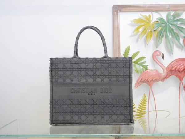 AAA Replica Dior Embroidery Book Tote 41.5×35 - Image 4