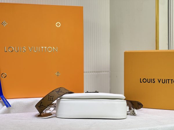 Louis Vuitton Swing Bag Replica – Timeless Luxury Design - Image 9