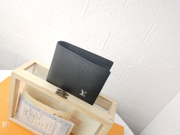 Replica Louis Vuitton Multiple Wallet M30530 - Stylish & Functional - Image 2