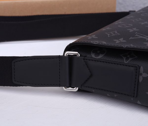 Louis Vuitton District PM Messenger Bag Replica – Stylish & Affordable - Image 4