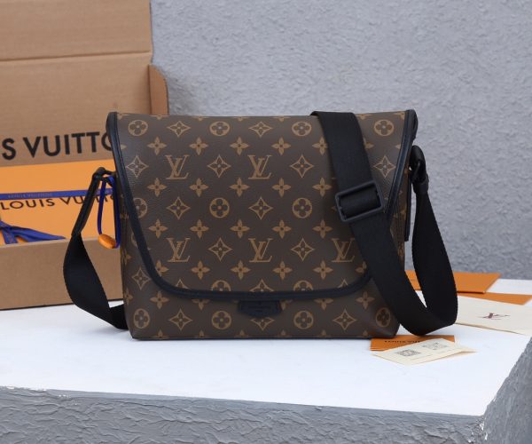 Authentic-Style LV Magnetic Messenger Bag – Louis Vuitton Replica