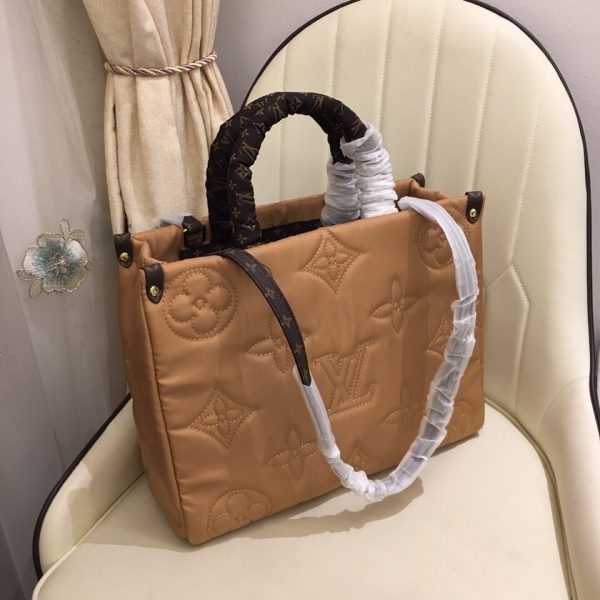 Replica Louis Vuitton Onthego GM Tote in Beige | Stylish & Spacious - Image 3