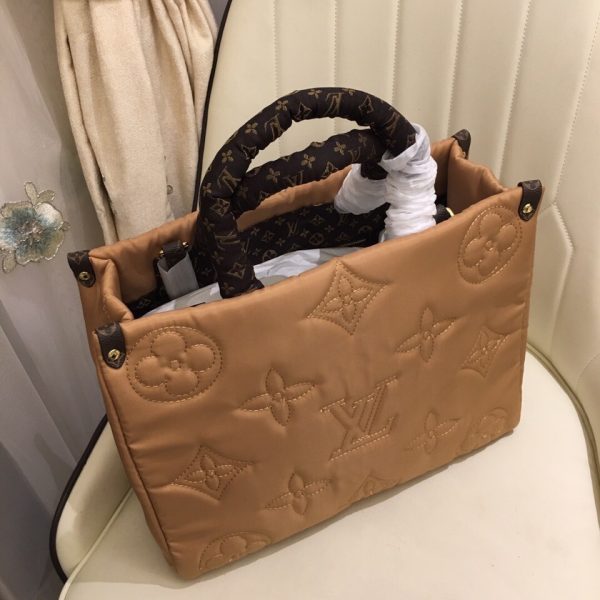 Replica Louis Vuitton Onthego GM Tote in Beige | Stylish & Spacious - Image 4