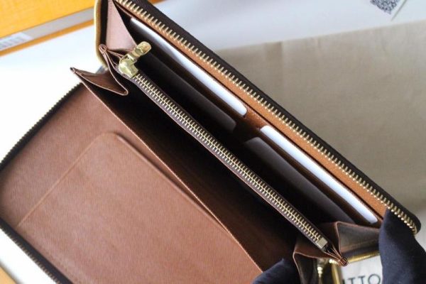 Replica Louis Vuitton Zippy Men’s Organizer Wallet - Image 5