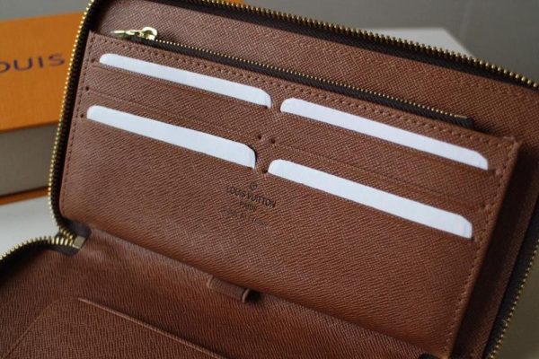 Replica Louis Vuitton Zippy Men’s Organizer Wallet - Image 6
