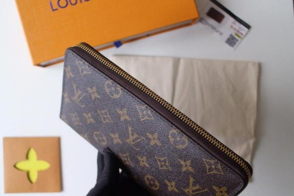 Replica Louis Vuitton Zippy Men’s Organizer Wallet - Image 7