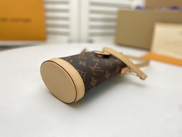 Louis Vuitton Fold Me Pouch Replica M80874 | Stylish & Compact - Image 3