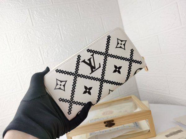 Replica LV Monogram Empreinte Zippy Wallet M81141 - Image 10