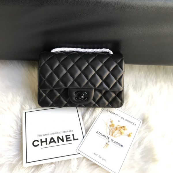 Chanel 20Cm Lambskin Classic Flap Bag Replica in Black