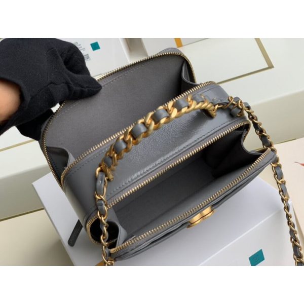 Replica Chanel Lambskin Vanity Case AS2179 – Stylish & Compact - Image 8