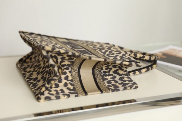 Replica Dior Book Tote Medium Beige Multicolor Mizza M1296Zrhm_M918 - Image 4