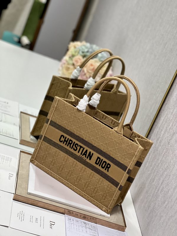 Replica Dior Book Tote Medium Raffia in Natural Cannage - Image 7
