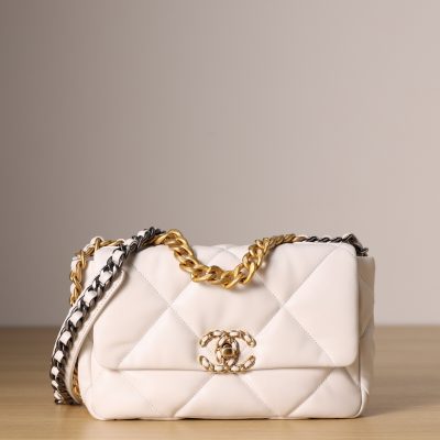 Red Chanel CF 25 Replica – Luxury Style, Timeless Elegance
