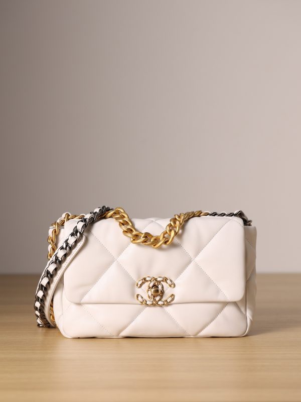 Red Chanel CF 25 Replica – Luxury Style, Timeless Elegance