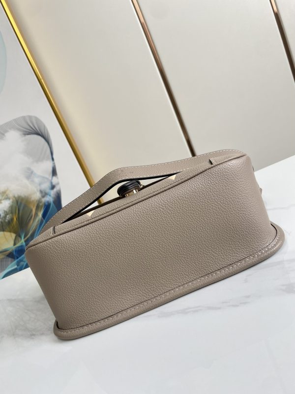 Replica Louis Vuitton Diane M46583 Crossbody Bag - Image 8