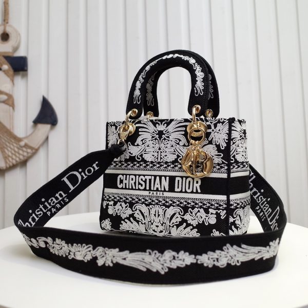 Replica Dior Medium Lady D-Lite Bag M0565Omdv_M993 - Image 6