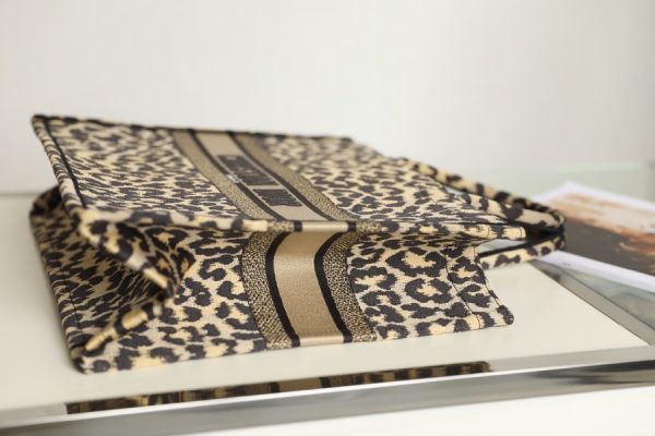 Replica Dior Book Tote Large Beige Mizza Embroidery M1286Zrhm_M918 - Image 3