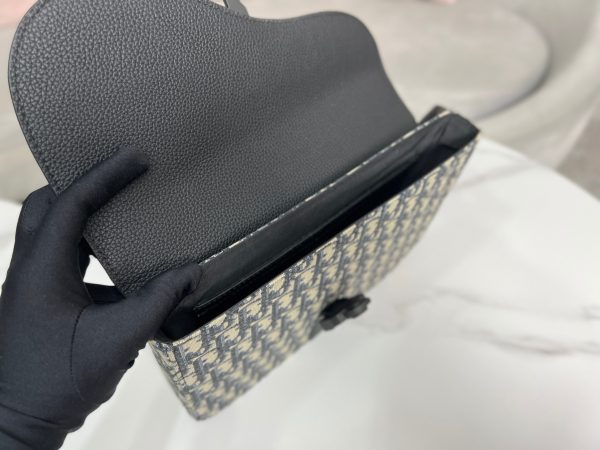 Replica Dior Saddle A5 Pouch – Stylish & Compact Design - Image 3