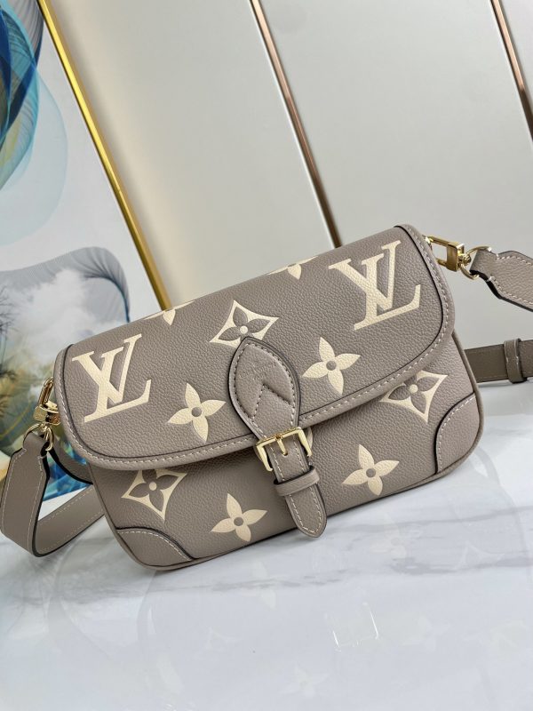 Replica Louis Vuitton Diane M46583 Crossbody Bag - Image 9