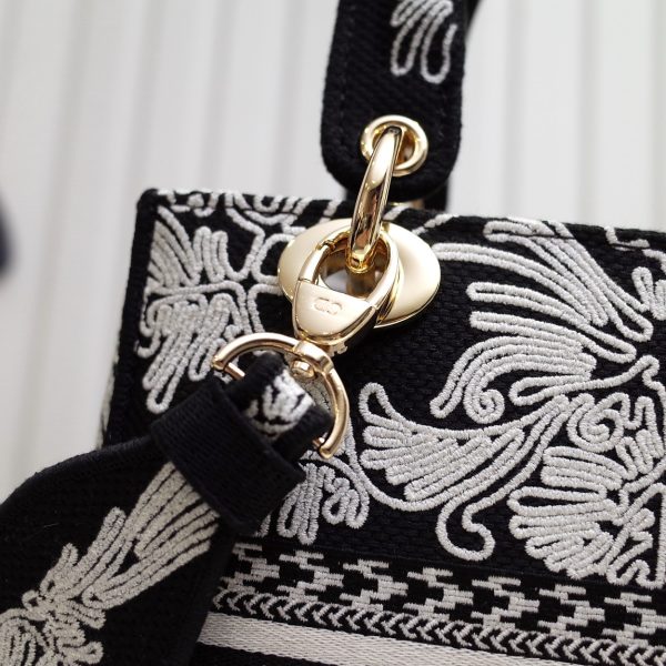 Replica Dior Medium Lady D-Lite Bag M0565Omdv_M993 - Image 8