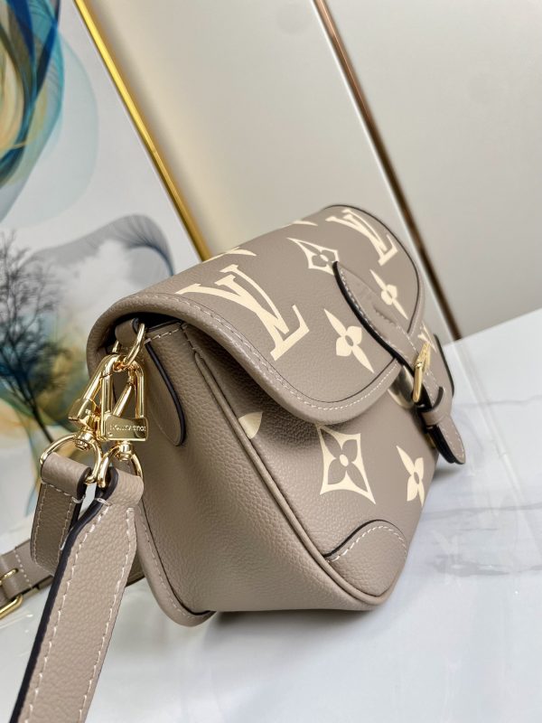Replica Louis Vuitton Diane M46583 Crossbody Bag - Image 5