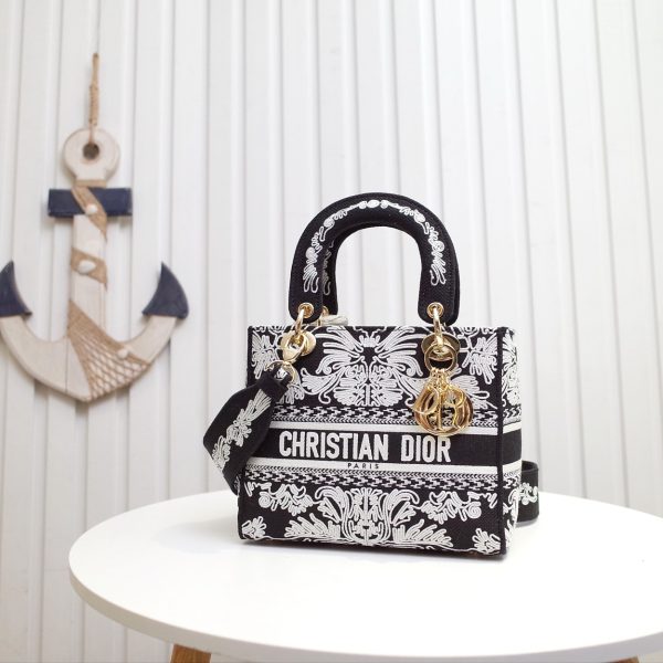 Replica Dior Medium Lady D-Lite Bag M0565Omdv_M993