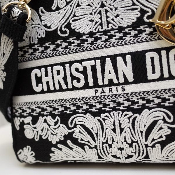 Replica Dior Medium Lady D-Lite Bag M0565Omdv_M993 - Image 9