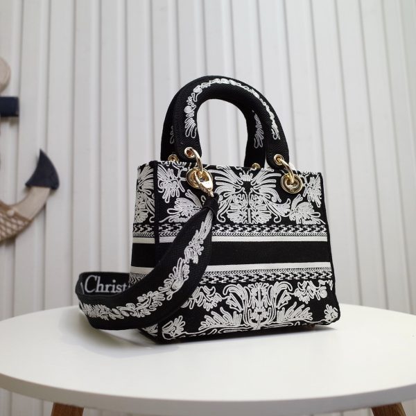 Replica Dior Medium Lady D-Lite Bag M0565Omdv_M993 - Image 5