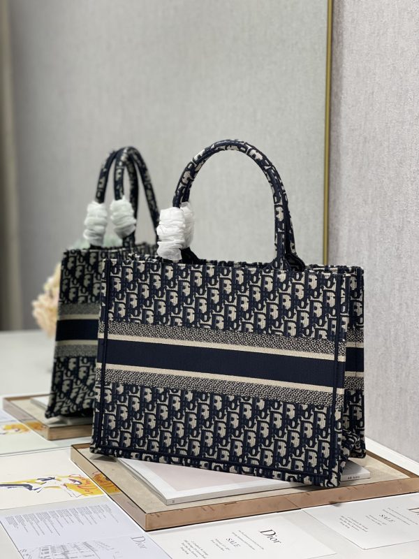 Replica Dior Book Tote Medium - M1286Zriw_M928 - Image 4