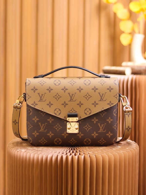 Louis Vuitton Pochette Metis East West Replica M44876