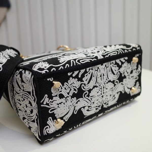 Replica Dior Medium Lady D-Lite Bag M0565Omdv_M993 - Image 7